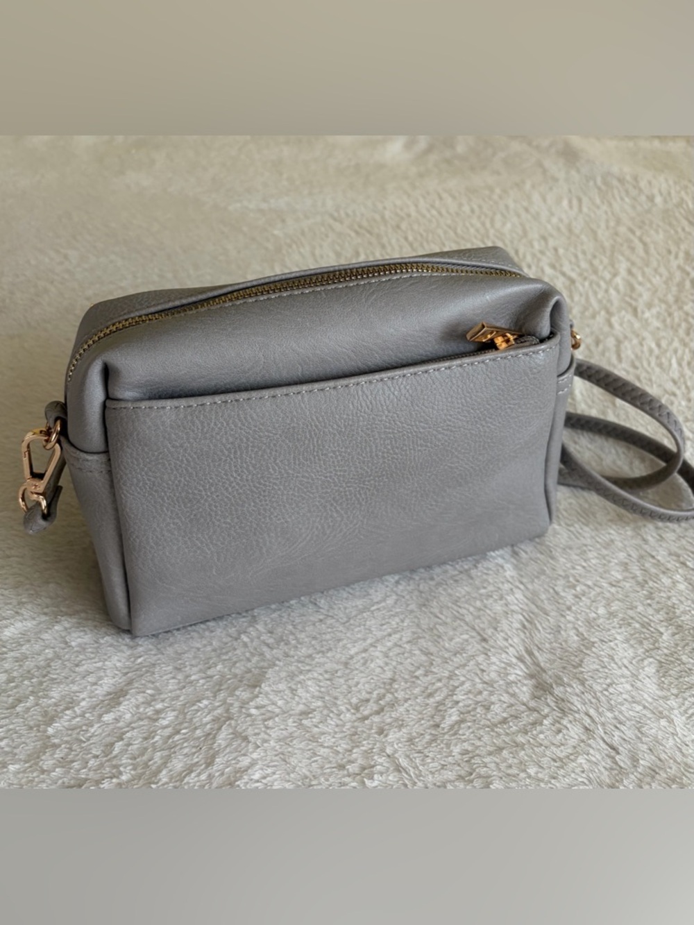 Fashionpuzzle‎ Sleek Gray Crossbody Bag with Gold Hardware